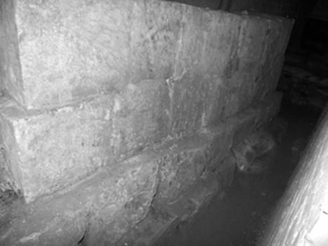 Фрагмент восточной стены южного притвора Успенского собора 1326–1327 годов.