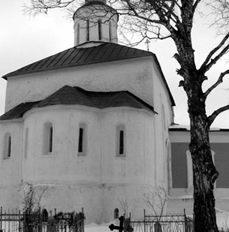 Церковь Рождества Богородицы в Городне. На фоне вертикального наличника окна позднего придела видна дисторсия северной стены храма.