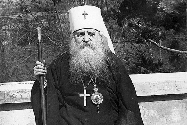 Иустин (Попович), Челийский. Он между ними.