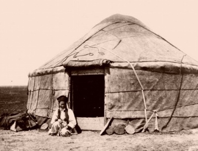 Дмитриевский А. А. На первый день Пасхи в калмыцкой кибитке.